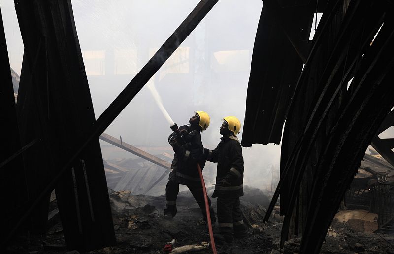 Los bomberos luchan contra el fuego en el Aeropuerto Internacional Jomo Kenyatta de Nairobi (Kenia).