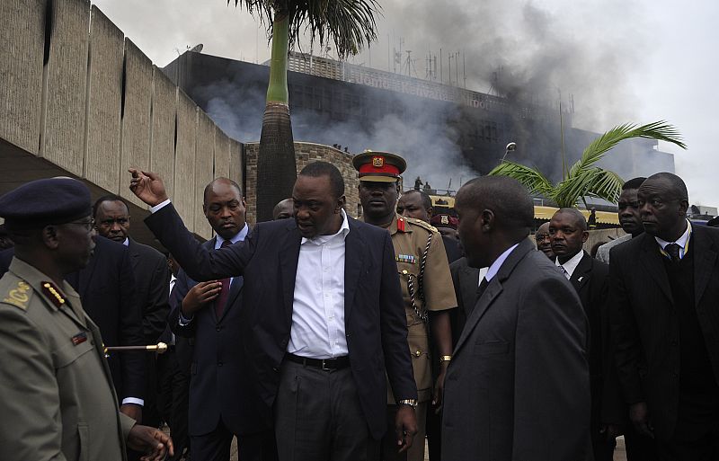 El presidente de Kenia, Uhuru Kenyatta, visita el Aeropuerto Internacional de Nairobi después de que un incendio qumara gran parte de las instalaciones.