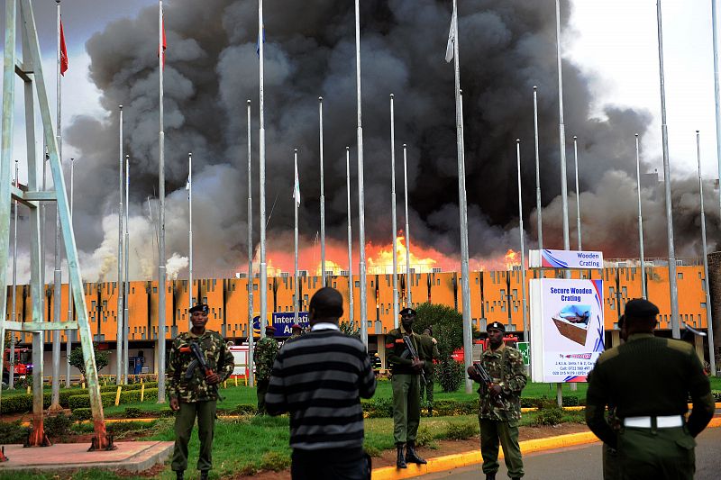Un oficial del GSU controla la entrada al Aeropuerto Internacional Jomo Jomo Kenyatta donde un gran incendio ha arrasado una de las terminales.