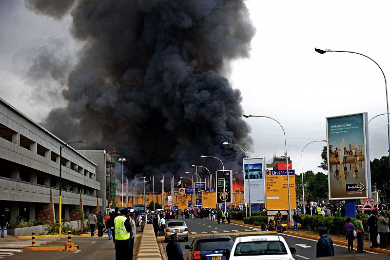 Una gran columna de humo asciende desde una de las terminales del Aeropuerto Internacional Jomo Kenyatta en Nairobi que ha obligado a derivar vuelos a aeropuertos regionales en ciudades cercanas.