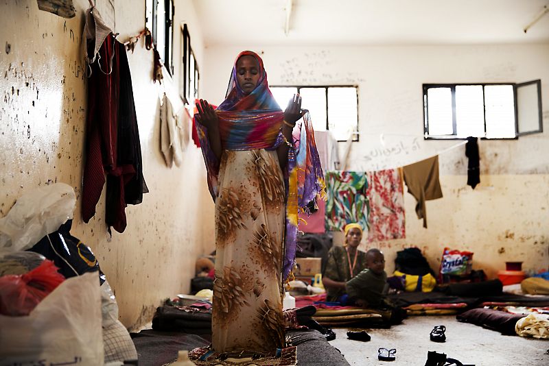 Una mujer reza en el centro de detención para inmigrantes de Saná, Yemen