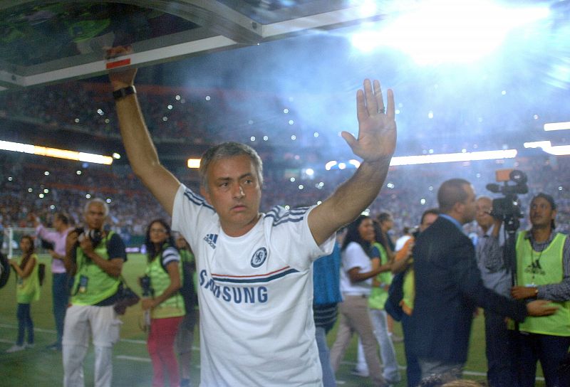 El entrenador del Chelsea José Mourinho saluda antes del partido ante el Real Madrid durante la final del "Guinness Internacional Champions Cup" en el Sun Life Stadium en Miami (EE.UU.).