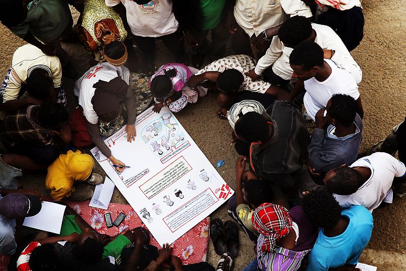 Una de las cooperantes de Médicos Sin Fronteras trabajando con los emigrantes