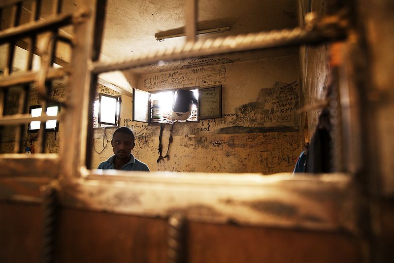 Muchos de los inmigrantes irregulares son trasladados al centro de detención de Saná, donde esperan a ser deportados.