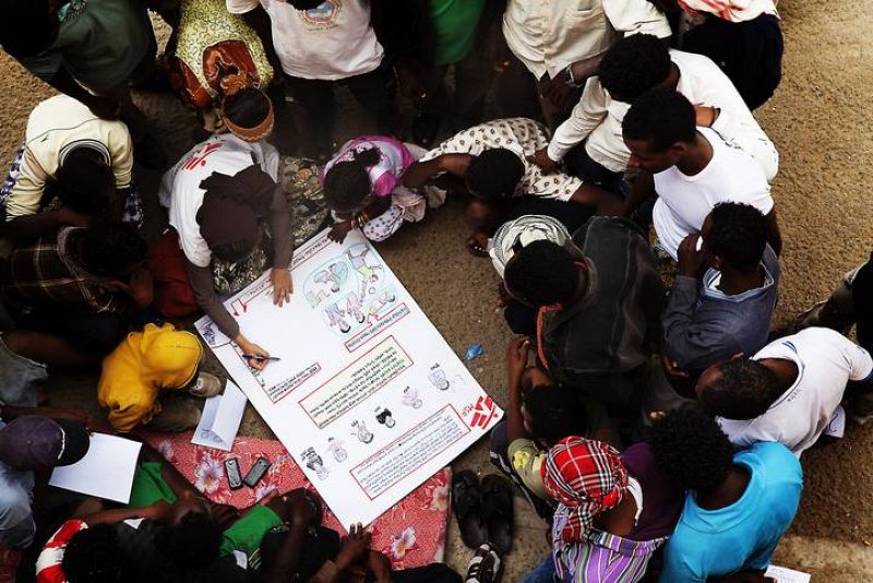 Una de las cooperantes de Médicos Sin Fronteras trabajando con los emigrantes