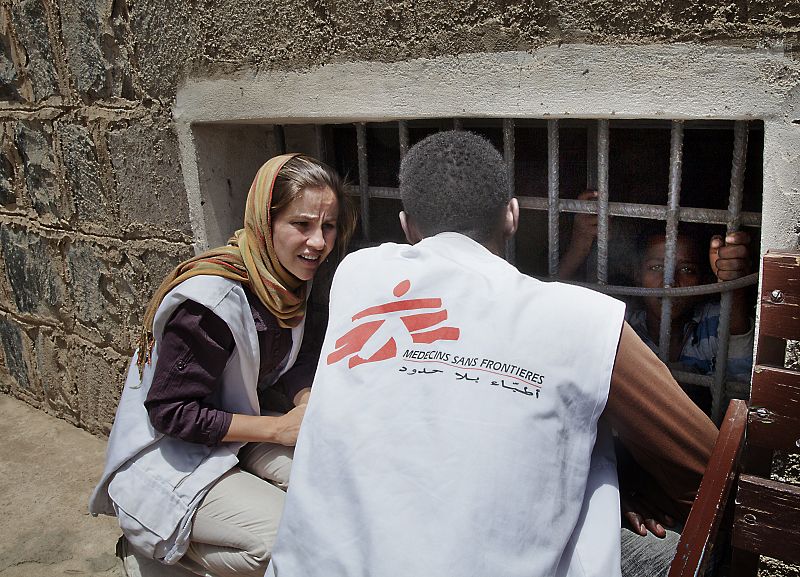 Esperanza Leal, psicóloga de MSF, ofrece ayuda psicosocial a los inmigrantes en el campo de detención de Saná