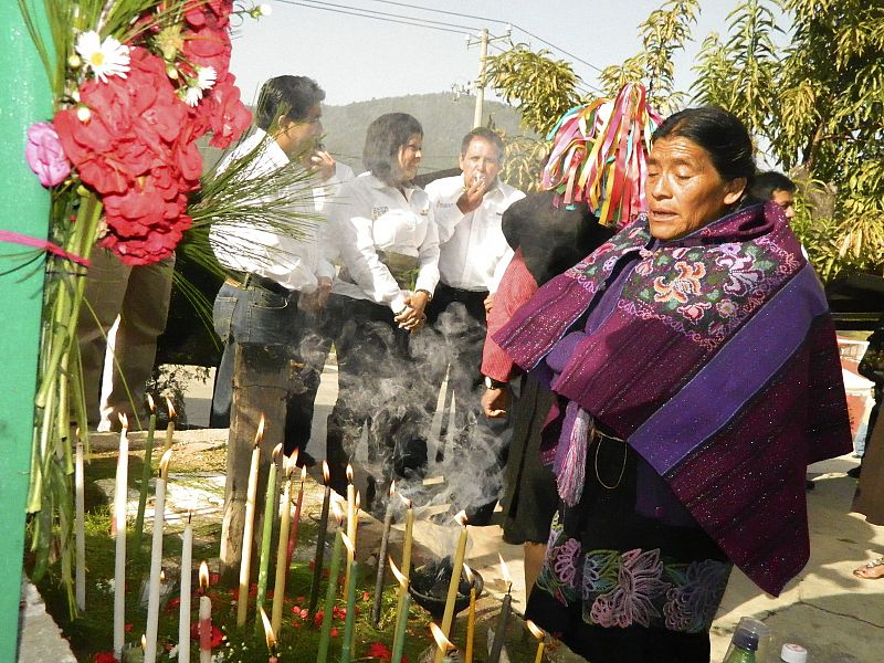 Una indígena tsoltsil de México dirige un tirual en la comunidad de Zincatán, Chiapas, en la víspera del Día Internacional de los Pueblos Indígenas