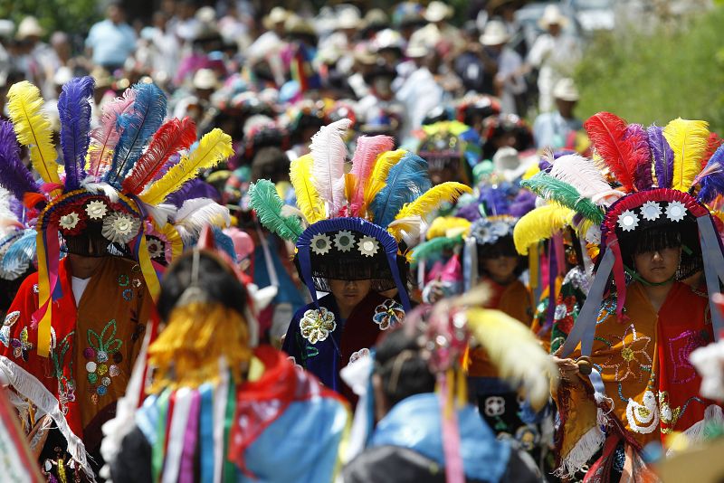 Un grupo de indígenas participa en las fiestas de Yohualichán, en la población mexicana de Cuetzalán, en la que se realiza la danza de "Los Voladores"