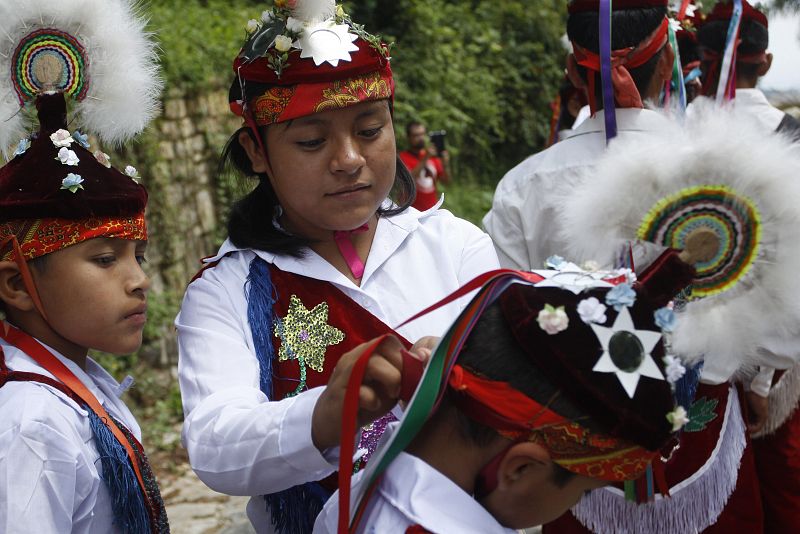 Varios niños indígenas participan en las fiestas de Yohualichán, en Cuetzalán, México, uno de los rituales prehispánicos más antiguos de la zona