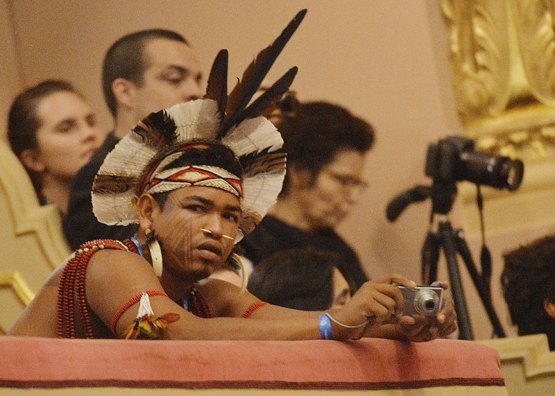 Un indígena de la amazonia brasileña asiste a la reunión del papa Francisco con la clase dirigente de Brasil con motivo de la JMJ celebrada en Río de Janeiro
