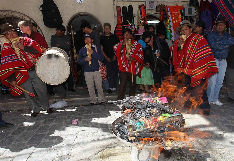 Un grupo de indigenas participa en las celebraciones y ofrendas a Pachamama en Bolivia