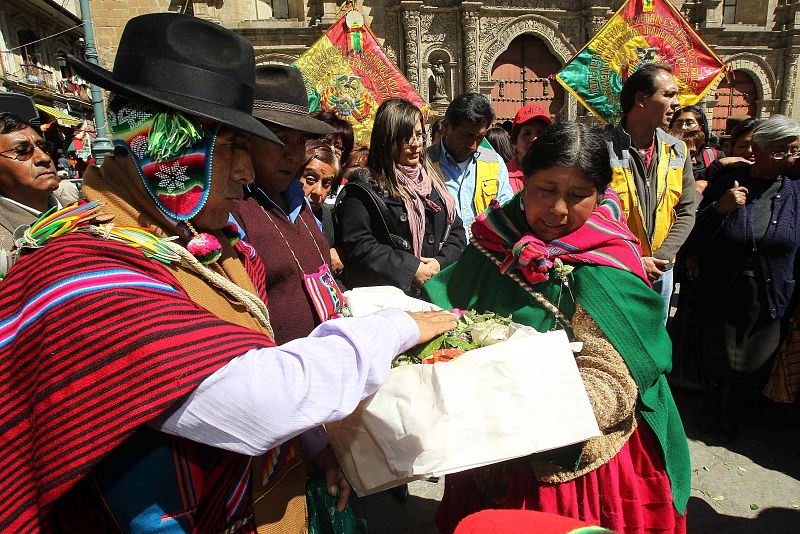 Sacerdotes aimaras bolivianos portan sus ofrendas a la Pachamama durante un ritual en La Paz en agradecimiento por la producción agrícola y la prosperidad de las familias