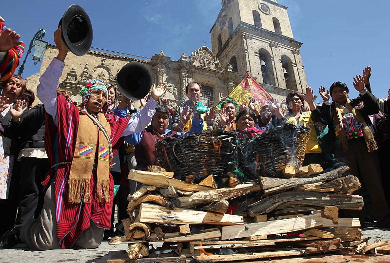 Imagen de archivo en la que un sacerdote aimara boliviano realiza un ritual a la Pachamama o Madre Tierra