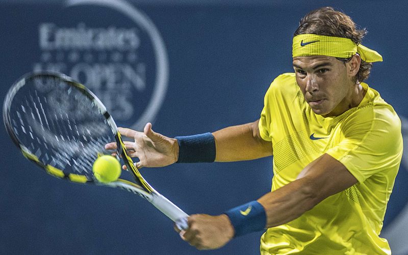 Nadal devuelve el servicio a su contrincante Djokovic en la semifinal de Montreal