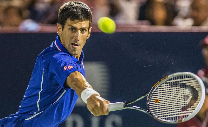 Djokovic devuelve la pelota a su contrincante Rafael Nadal en las semifinales de Montreal