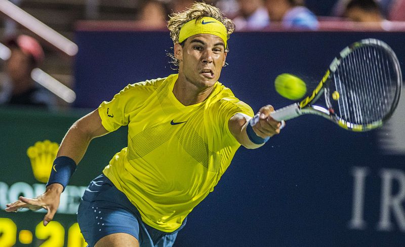 Nadal devuelve el servicio a su contrincante Djokovic en la semifinal de Montreal