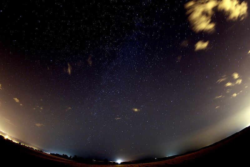 Imagen del cielo hecha con un gran angular durante una observación de las Perseidas desde Madrid.