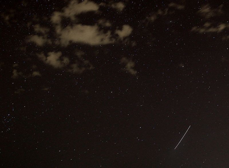 Un meteoro brillando tras entrar en contacto con la atmósfera visto desde Madrid.