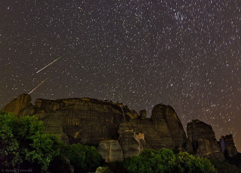 Foto tomada sobre Meteora (Grecia) el sábado 10 de agosto durante las Perseidas.