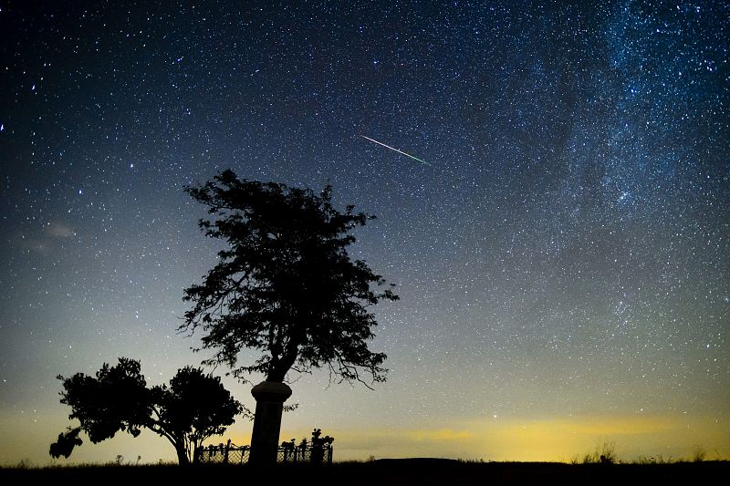 Sobre el cielo de Salgotarjan (Hungría), un fotógrafo captó este meteoro el domingo.