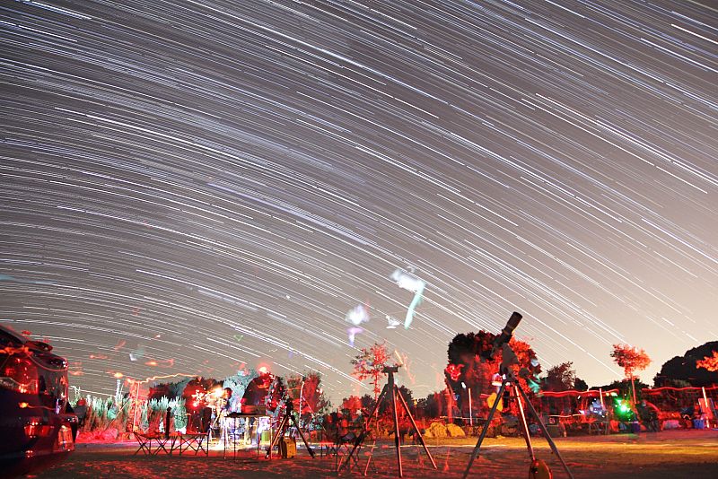 Imagen de una larga exposición del cielo de Guadalajara durante la noche de Perseidas