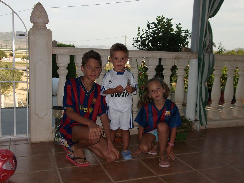 Son los tres primos,los dos hermanos del barça y el peque del Madrid.Pero se llevan muy bien. La educación en el futbol y los valores deportivos tienen que predominar ante cualquier camiseta, equipo, color y sobre todo respeto que hoy en día nos ha