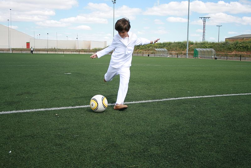 A mi hijo Alvaro, de 11 años, le encanta el fútbol, desde los 3 años lleva jugando en equipos, cuando el resto tenían 4 ó 5 años. Antes de empezar a jugar al fútbol en equipos, era una persona muy tímida, cuando íbamos al parque no se atrevía a pedi