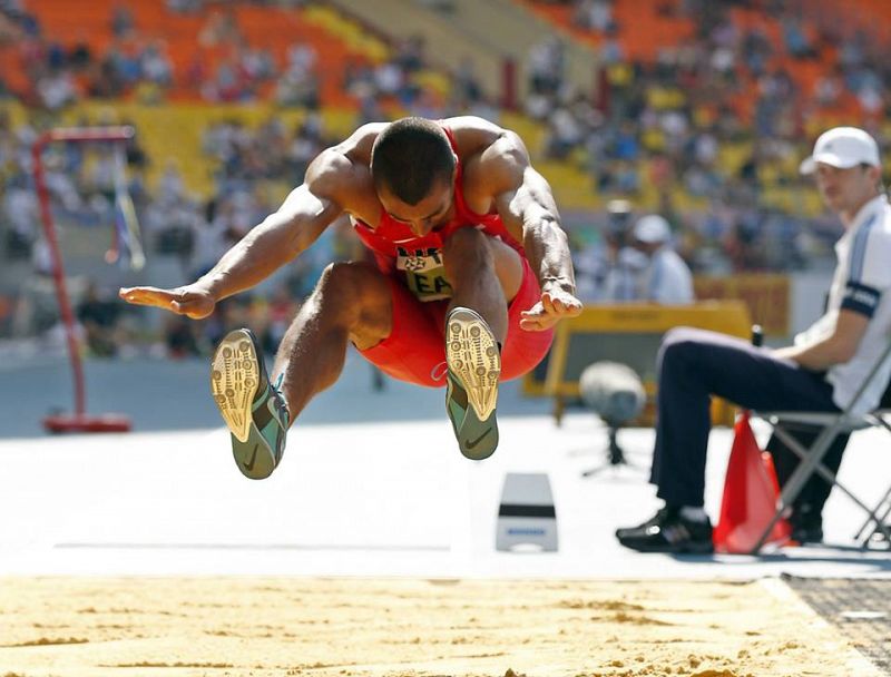 El estadounidense Ashton Eaton compite en salto de longitud en el Campeonato Mundial de Atletismo.