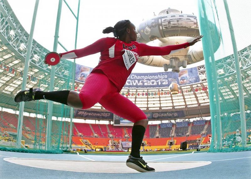 La estadounidense Whitney Ashley compite en Disco femenino en el Campeonato del Mundo de Atletismo