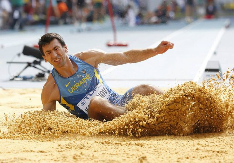 Oleksiy Kasyanov de Ucrania compite en la prueba de salto de longitud en el Campeonato Mundial de Atletismo.