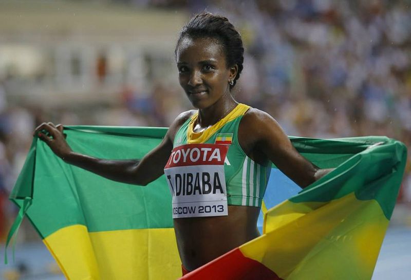 Tirunesh Dibaba de Etiopía celebra después de ganar 10.000 m final femenina en el Campeonato Mundial.
