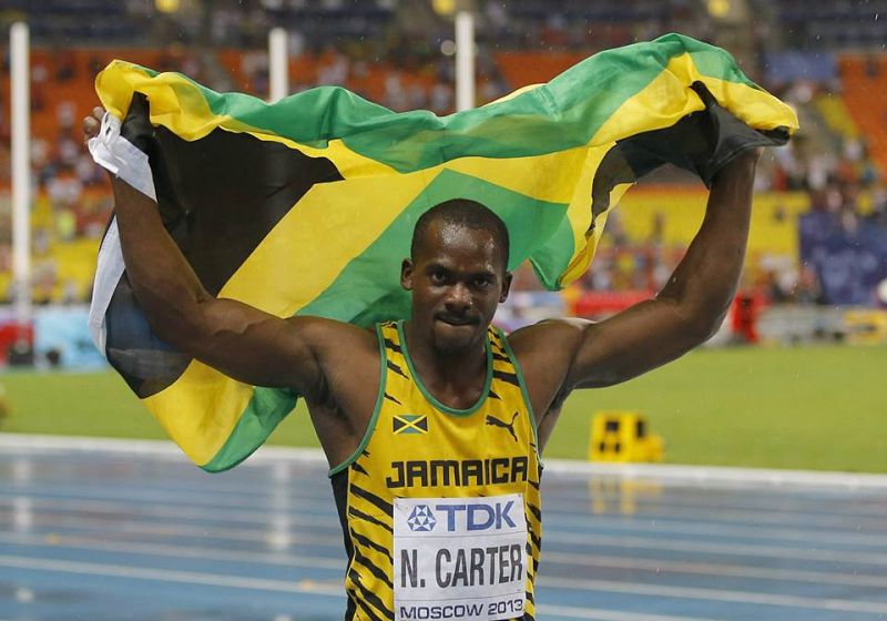 Nesta Carter de Jamaica celebra su tercer posición en la final de 100 metros en los Campeonatos del Mundo de Atletismo.