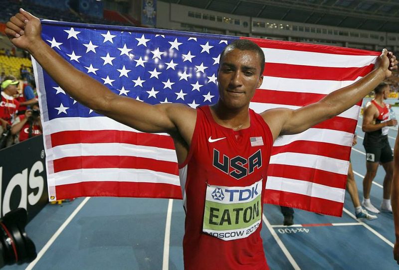 Ashton Eaton de EE.UU. después de ganar la medalla de oro en el Campeonato Mundial.