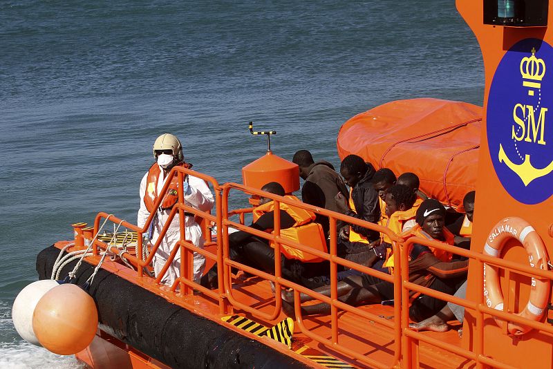 RESCATADOS OTROS 34 INMIGRANTES EN EL ESTRECHO TRAS LOS 92 DE AYER