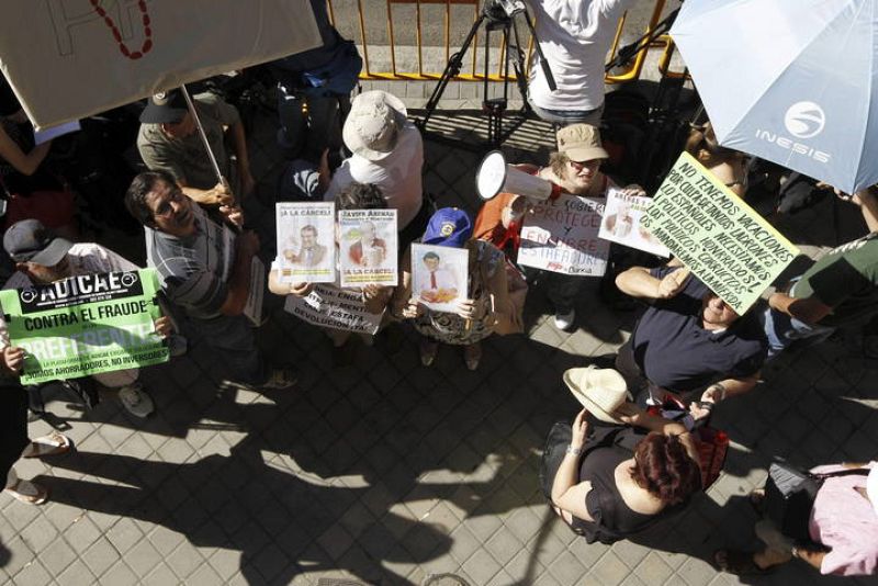 Un grupo de afectados por las preferentes de Bankia han insultado a Cascos a su llegada