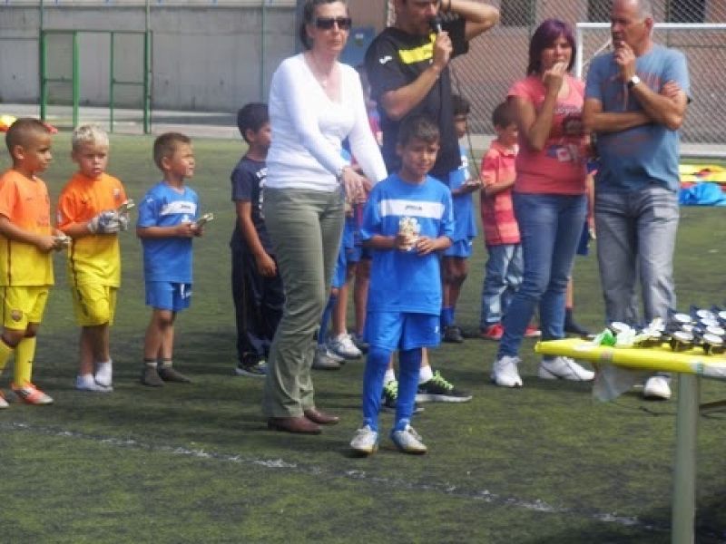 Tiene 7 años y para el jugar al fútbol es divertirse con sus compañeros y esperar al último día para recoger su trofeo que para el significa como ganar un mundial o una champions. Le gustaría el partido de vuelta en el camp nou