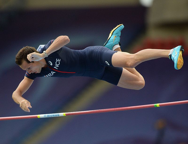 El francés Renaud Lavillenie compite en la prueba de salto con pértiga durante los Mundiales de Atletismo Moscú 2013