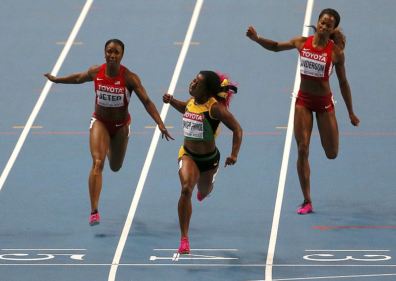 La jamaicana Shelly-Ann Fraser-Pryce cruzando la línea de meta para ganar la final de los 100 metros lisos. La plata la obtuvo Carmelita Jeter de los EE.UU. y  el bronce su compatriota Alexandria Anderson.