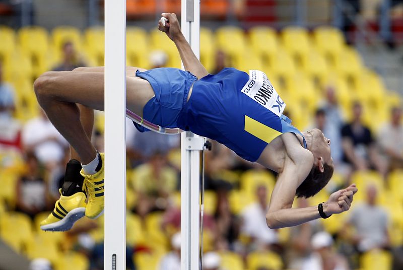 El ucraniano Bohdan Bondarenko cdurante las series de clasificación de salto de altura de los Mundiales de Atletismo de Moscú.