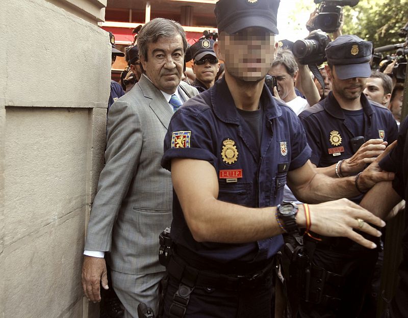 Álvarez-Cascos abandona la Audiencia Nacional escoltado por la Policía.