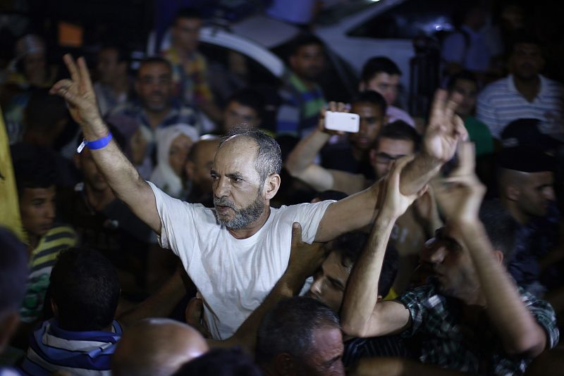 Un palestino celebra su liberación en su llegada al paso de Erez