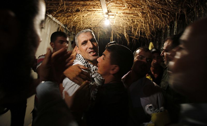 Uno de los primeros presos palestinos liberados es recibido entre abrazos en el cruce de Erez, en la Franja de Gaza