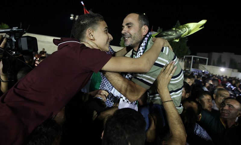 Once de los veintiséis presos palestinos puestos en libertad por Israel han sido recibidos por cientos de personas en Ramala, Cisjordania