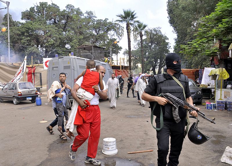 Los Hermanos Musulmanes cifran en más de 200 el número de fallecidos durante el desalojo y en más de 2.000 los heridos.