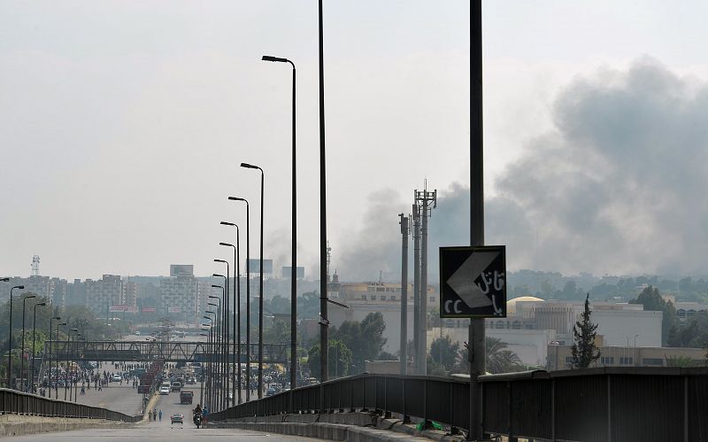 Las columnas de humo han sido visibles desde otros puntos de la ciudad.