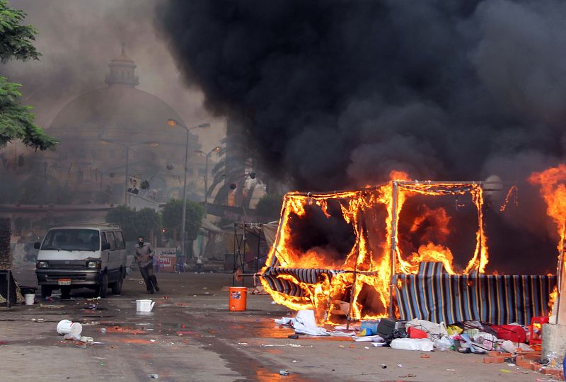 Tiendas de campañas destruidas por el fuego en la plaza Radaa al-Adawiy, en El Cairo. Durante el ataque de las fuerzas de seguridad egipcias a las acampadas organizadas por los seguidores del depuesto presidente Morsi.