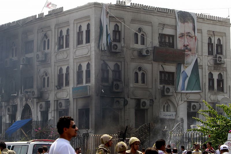 Una pancarta del presidente depuesto, Mohamed Mursi, colgada en un edificio cercano a la mezquita.