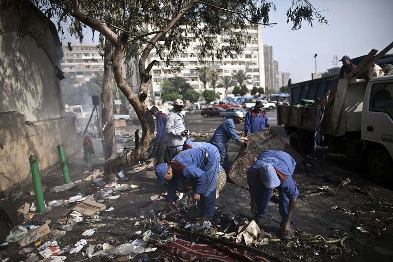 Trabajadores municipales despejan los escombros en la plaza.