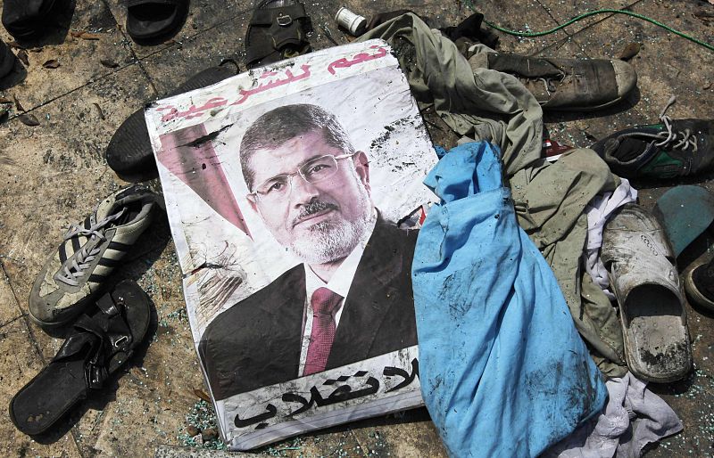 Una imagen del depuesto presidente Morsi se encuentra entre los restos de un campamento de protesta.