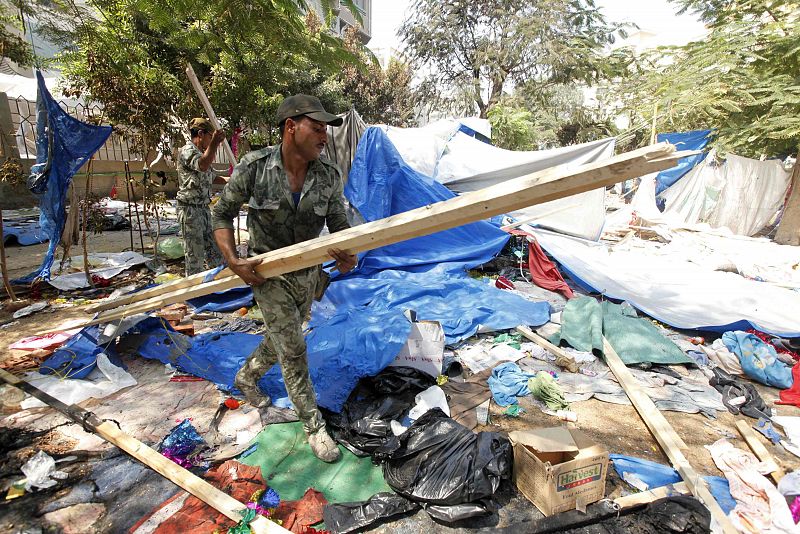 Un soldado elimina los restos del campamento de protesta.